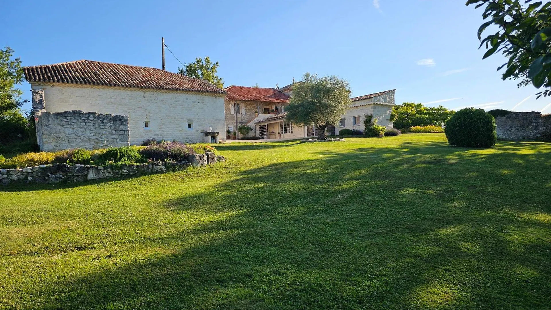 Le Gite Du Souffle Des Anges Sauveterre  Guest house